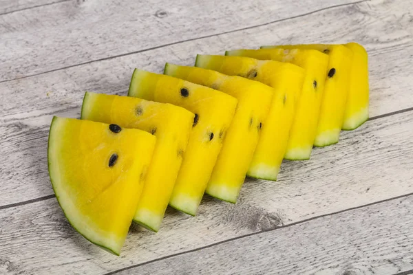 Skivad söt välsmakande gul vattenmelon — Stockfoto