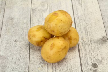Genç küçük mevsimlik patates yığını