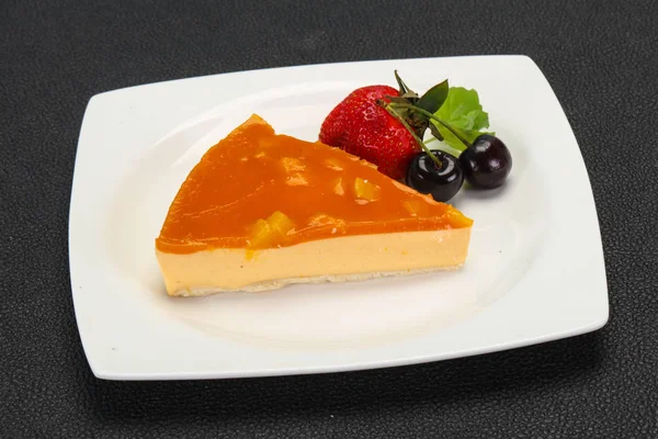 Kayısılı cheesecake çilek servis — Stok fotoğraf