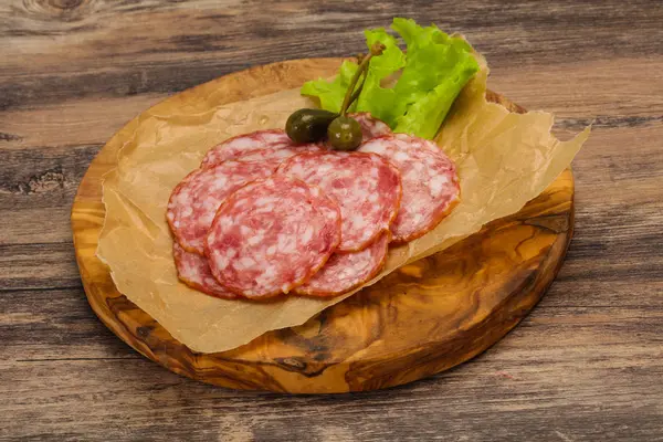 Salchichon espagnol saucisse avec salade — Photo