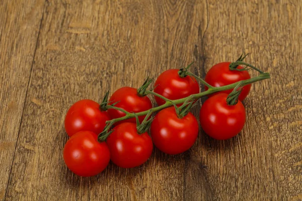Спелые помидоры на ветке — стоковое фото