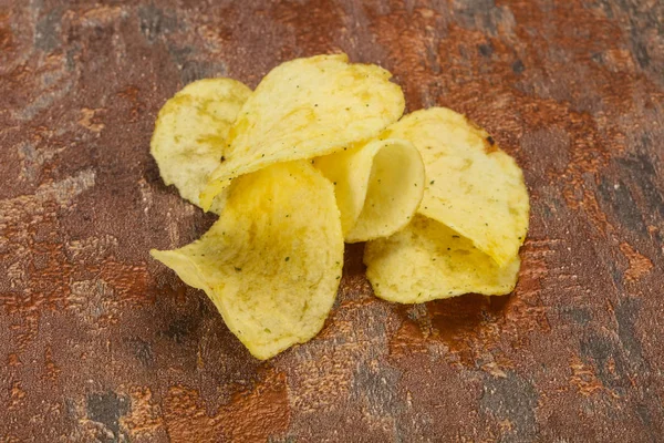 Naturlig potatis saltade chips heap — Stockfoto