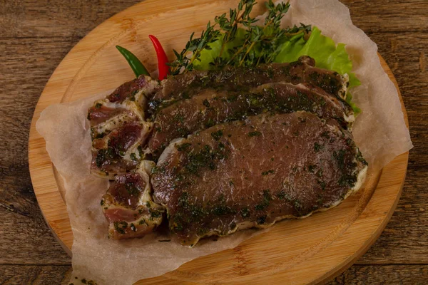 Roh mariniertes Schweinesteak — Stockfoto