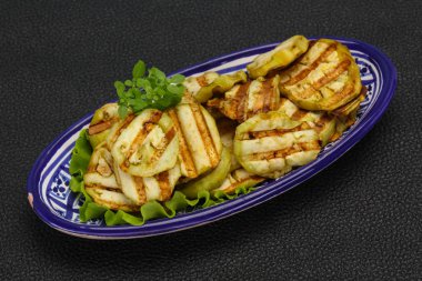 Izgara patlıcan dilimleri fesleğen servis