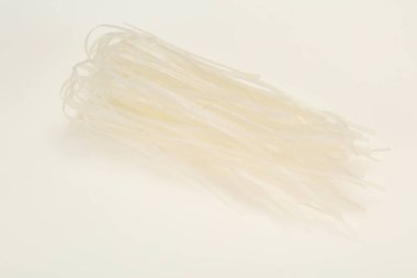 Yemek pişirmek için çiğ pirinç şehriye