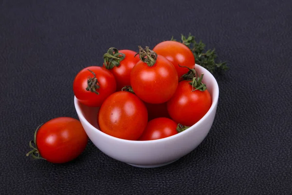 Вишневый помидор в миске — стоковое фото