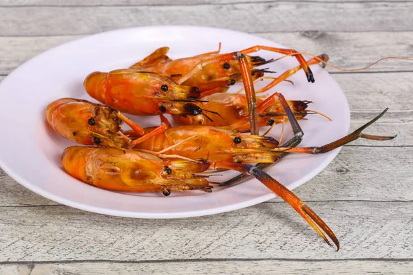 Grillad vatten räka i plattan — Stockfoto