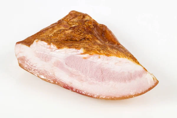 Geräuchertes Schweinefleisch vor weißem Hintergrund — Stockfoto