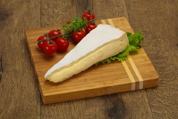 Brie formaggio triangolo servito insalata — Foto Stock