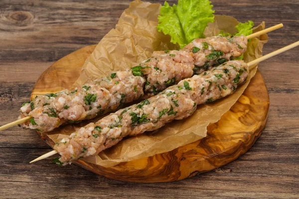 Espetos de porco picado cru kebab para churrasqueira — Fotografia de Stock