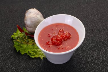 Baharatlı domates ve sarımsak sosu