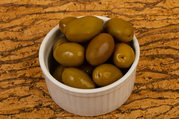 Olives vertes dans le bol — Photo