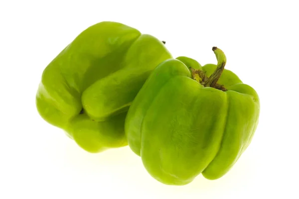 Due peperoni verdi isolati su bianco — Foto Stock