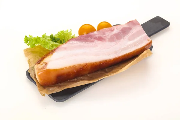 Копченая свиная грудь с листьями салата — стоковое фото