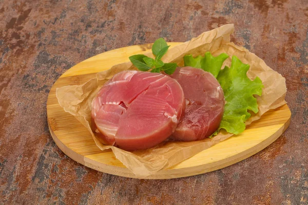 Rohes Thunfisch-Rundsteak zum Grillen — Stockfoto