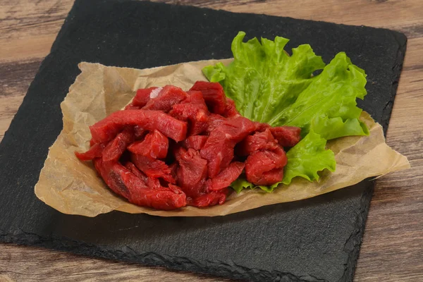 Rått nötkött skivat för matlagning — Stockfoto