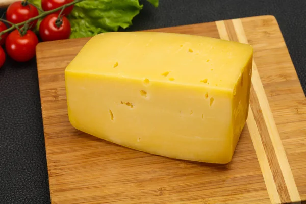 Tijolo de queijo amarelo duro saboroso — Fotografia de Stock