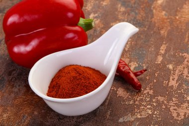 Kabın içinde kırmızı biber tozu