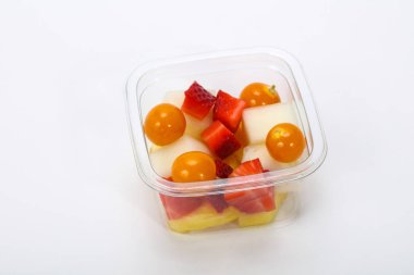 Kutuda dilimlenmiş meyve karışımı