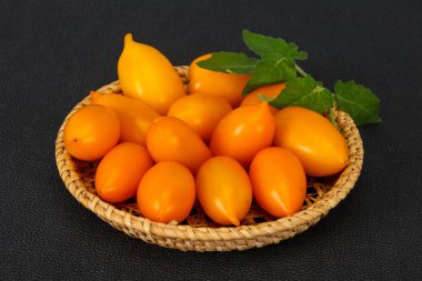 Ahşap kase sarı domates yığını