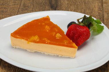 Kayısılı cheesecake çilek servis