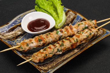 Sos ile kıyılmış domuz şiş kebap