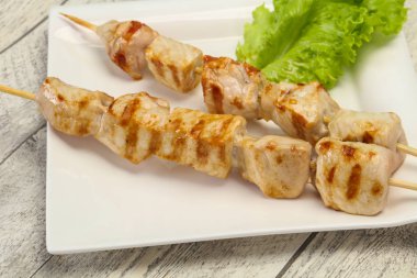 Izgara domuz şiş salata servis