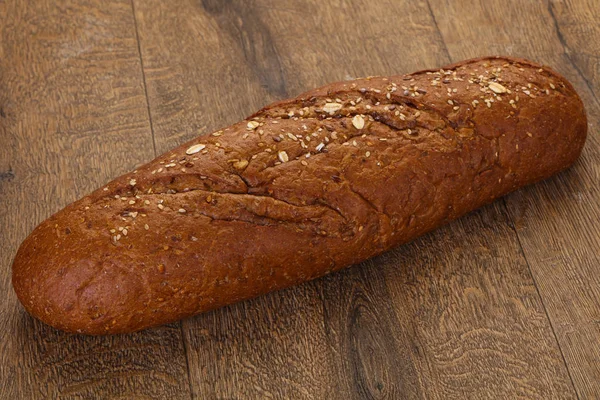 Чёрный хлеб из буханки — стоковое фото