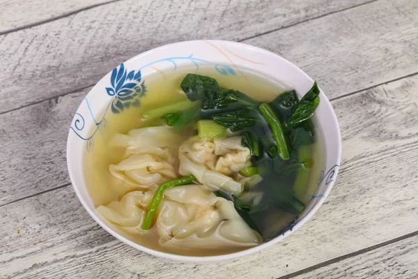 Asiatische traditionelle Wonton-Suppe mit Kräutern — Stockfoto