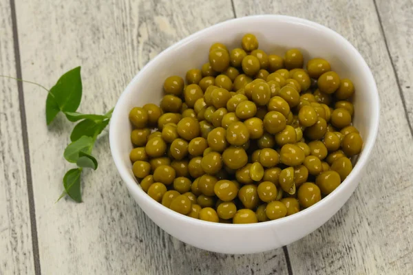 Ingeblikte groene erwten in de kom — Stockfoto