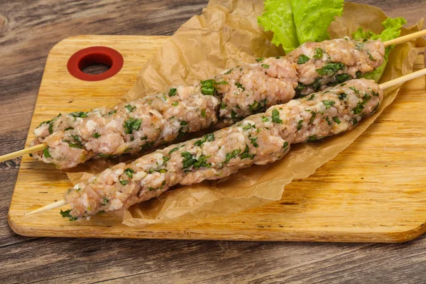 Rauwe gehakt varkens spiesje kebab voor Grill — Stockfoto