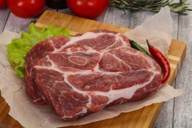 Çiğ domuz eti boyun biftek