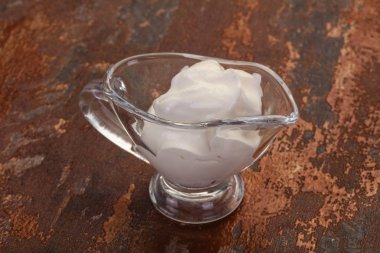 Ekşi krema kabın içinde