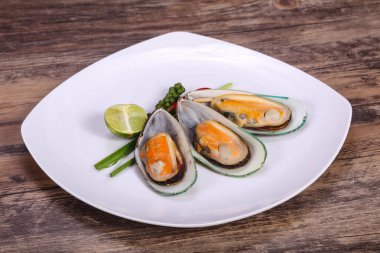 Kireç ve biber ile yarım midye