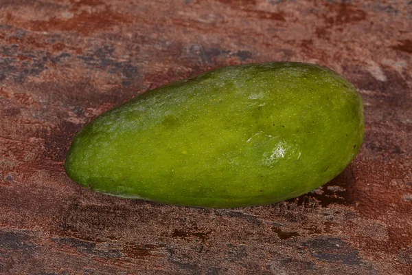 Ahşap arka plan üzerinde yeşil lezzetli mango — Stok fotoğraf