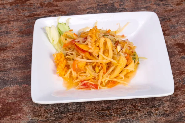 Тайський салат з папайя та креветками — стокове фото