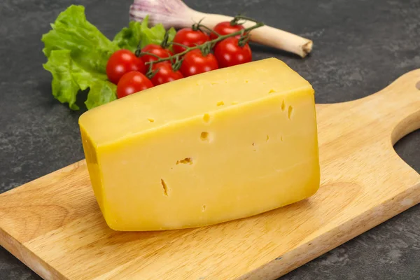 Ladrillo de queso duro amarillo sabroso — Foto de Stock