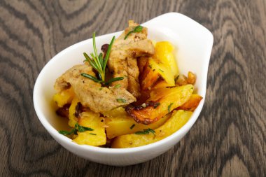 Domuz eti ile kızarmış patates