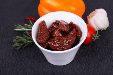 Zeytinyağlı kase kuru domates