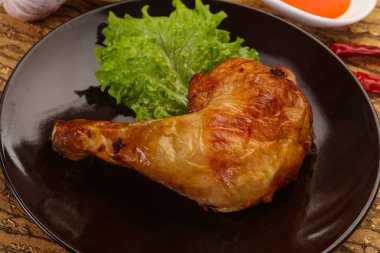 Kızarmış tavuk budu.