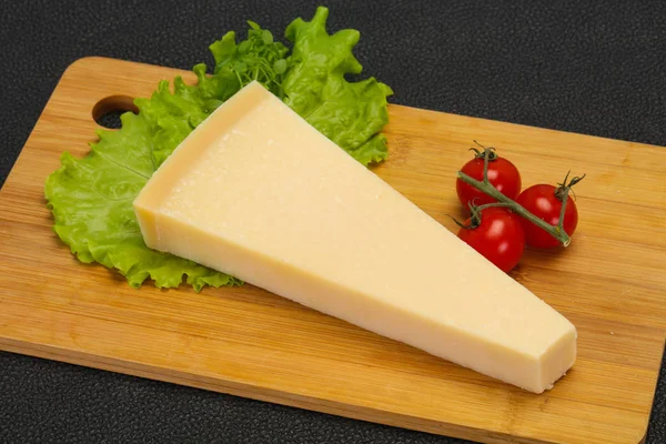 Triangle de fromage parmesan traditionnel italien — Photo