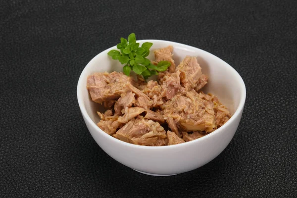 Konserverad tonfisk i skålen — Stockfoto