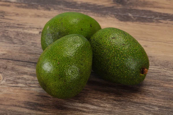 Avocado dietetico verde maturo - superfood — Foto Stock