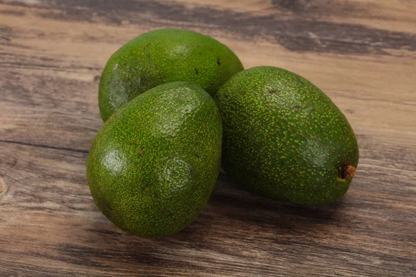 Aguacate dietético verde maduro - superalimento — Foto de Stock