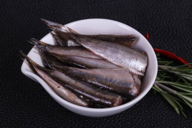 Hamsi aperatif kabın içinde balık