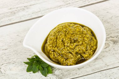 Fesleğen sosu Pesto
