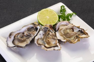 İstiridye kireç ve maydanoz ile