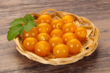 Olgun lezzetli sarı kiraz domates