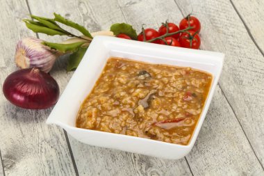 Sığır eti ile Kafkas kharcho çorbası