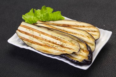 Kabın içinde ızgara patlıcan